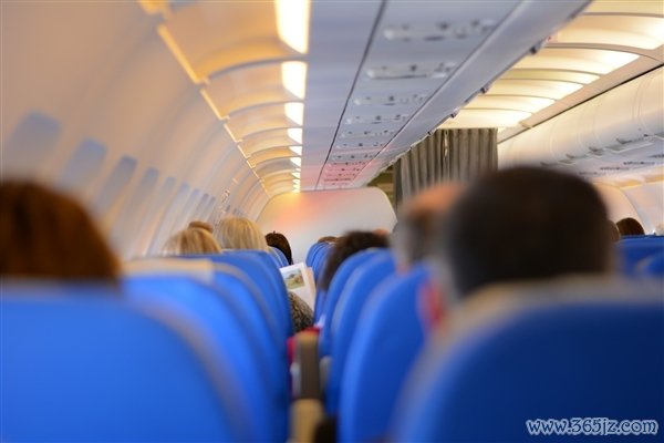 乘客用智能眼镜偷拍空姐上传引争议 乐奇复兴：违纪践诺一谈清算下架